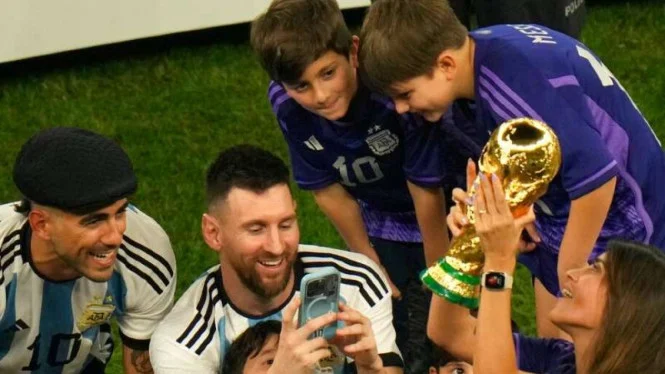 Raúl Jiménez Pecahkan Kutukan Piala Dunia dan Membuat Keluarga Bangga