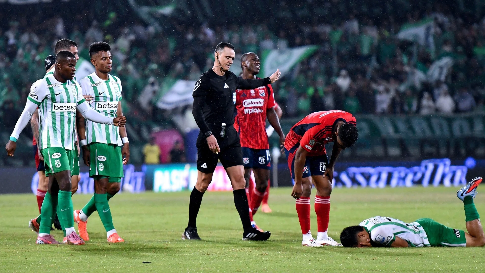 Tragedi di Medellín: Atlético Nacional vs Junior Berakhir dengan Kekacauan