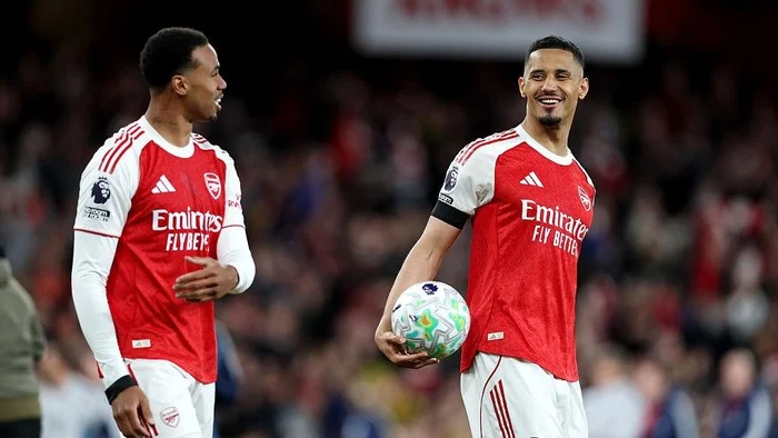 Arsenal Siap Hadapi Tantangan Baru dengan William Saliba di Pusat Pertahanan