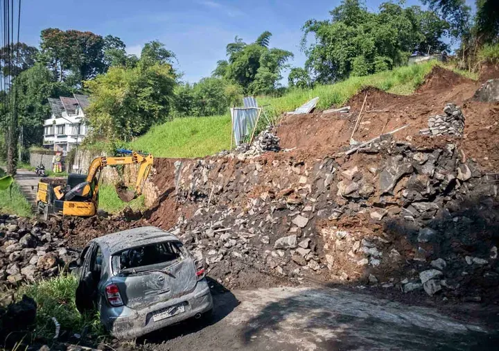 Bencana Longsor di Gegerkalong Bandung: Empat Bangunan Hancur, Warga Mengungsi