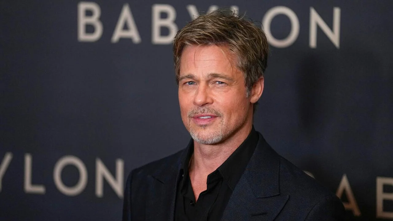 Brad Pitt Terlibat Kontroversi Nama Belakang Anak-Anaknya, Sementara Itu Fox World Cup Announcer John Strong Mengalami Kecelakaan Besar Saat Mengumumkan Selebriti