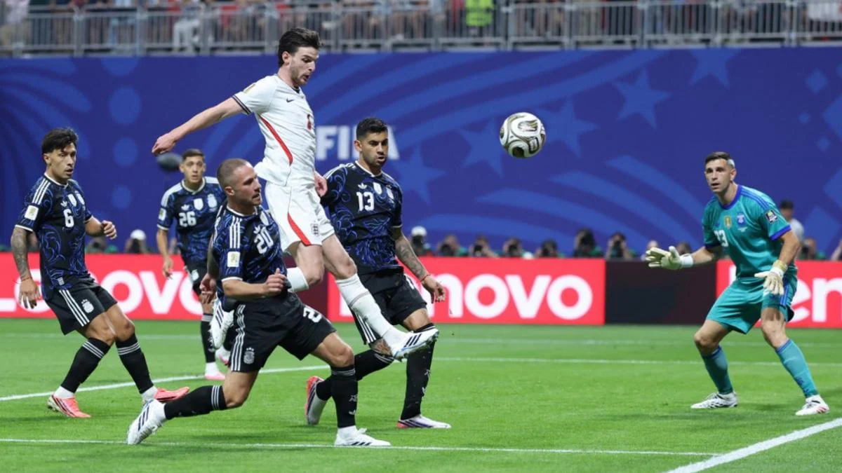 Cristian Romero Balas Kritik Gary Neville Setelah Argentina Kalahkan Inggris di Piala Dunia