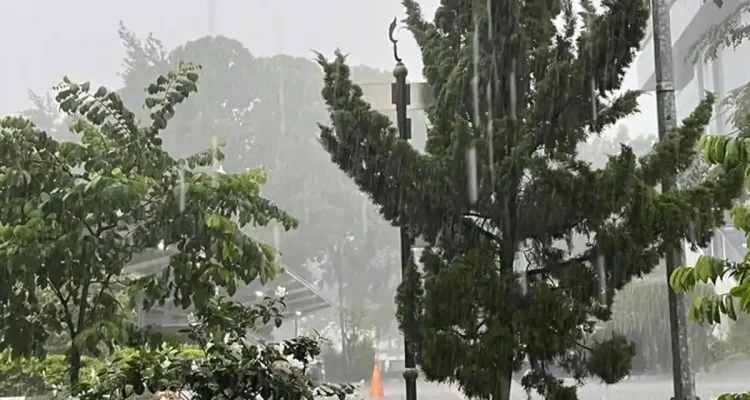 Cuaca Hari Ini: Waspadai Angin Kencang dan Hujan Lebat di Berbagai Wilayah
