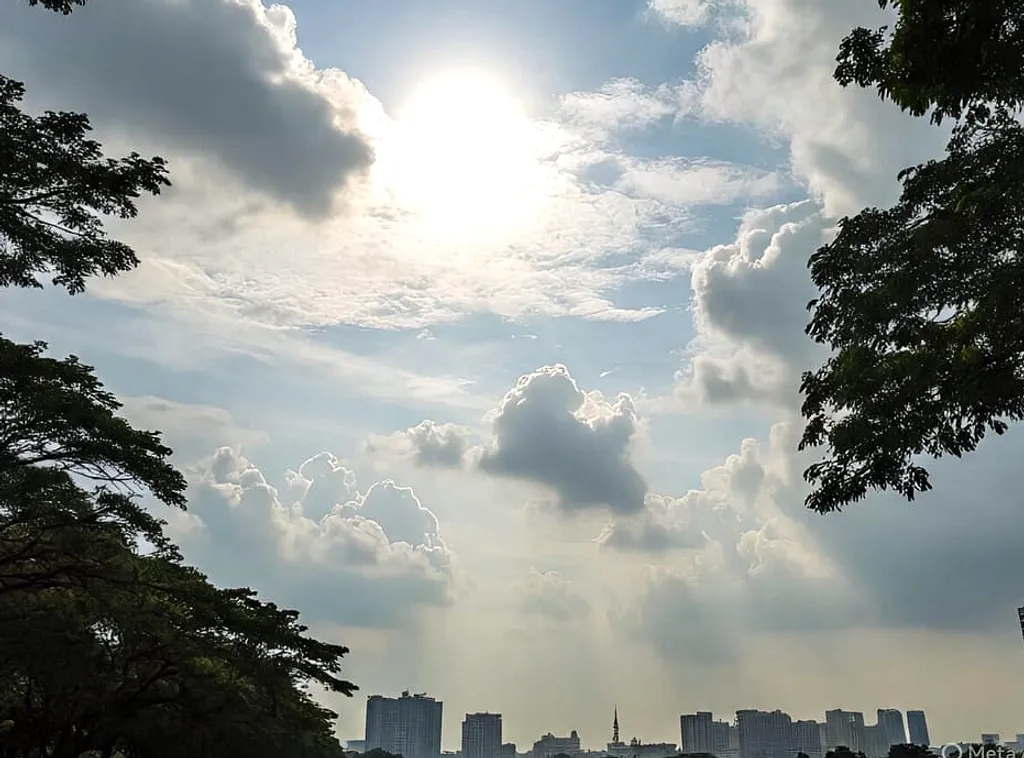 Cuaca Surabaya Cerah dengan Suhu Tinggi, Warga Diminta Waspadai Dehidrasi