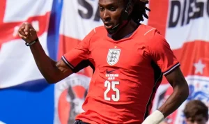 Djed Spence Tampil Mengesankan di Piala Dunia 2026, Tapi Apa yang Terjadi dengan Masker Wajahnya?