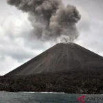 Gunung Anak Krakatau Siaga: Badan Geologi Bantah Isu Tsunami dan Video Hoaks