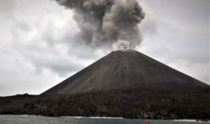 Gunung Anak Krakatau Siaga: Badan Geologi Bantah Isu Tsunami dan Video Hoaks