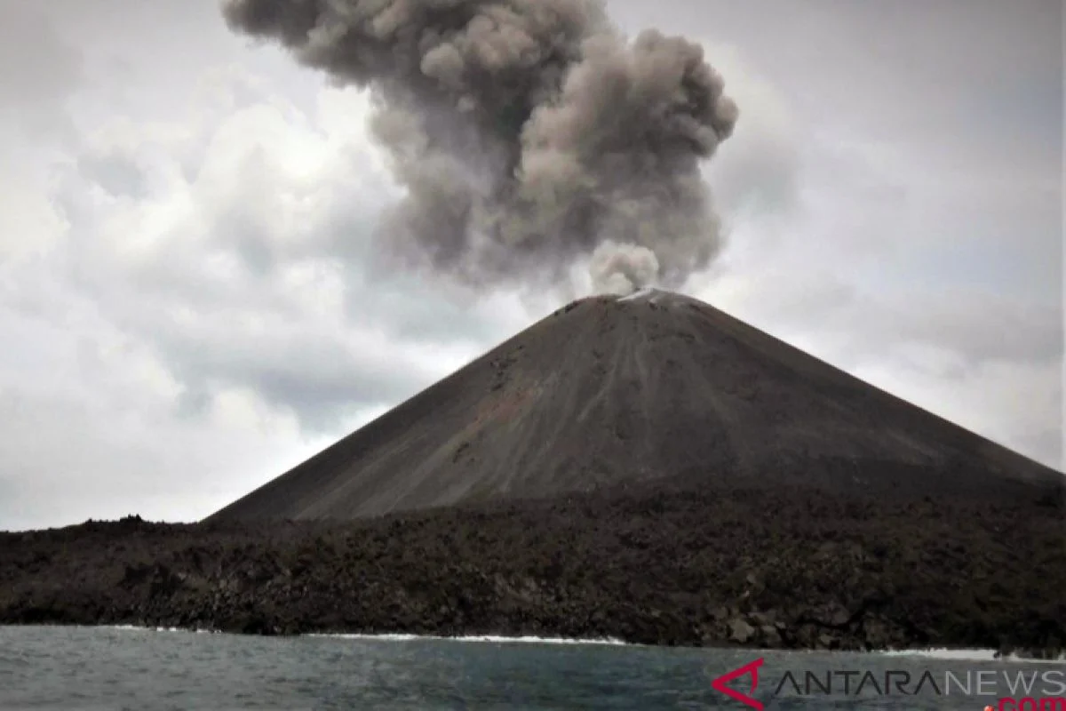 Gunung Anak Krakatau Siaga: Badan Geologi Bantah Isu Tsunami dan Video Hoaks