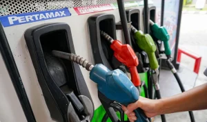 Harga Pertamax Turbo Turun, Masyarakat Antre Panjang Beli BBM Subsidi