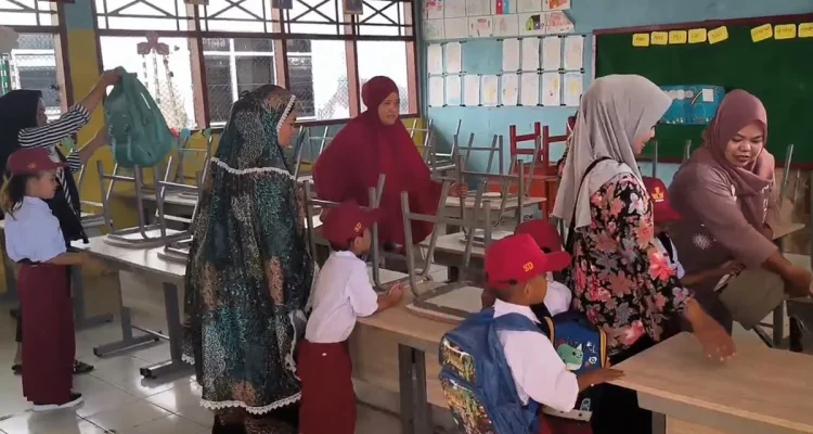 Hari Pertama Masuk Sekolah: Kepadatan Lalu Lintas dan Antusiasme Orang Tua Hari Pertama Masuk Sekolah: Kepadatan Lalu Lintas dan Antusiasme Orang Tua