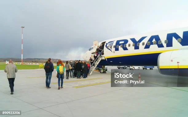 Insiden Mengerikan di Pesawat Ryanair: Penumpang Terluka dan Bagasi Dilarang