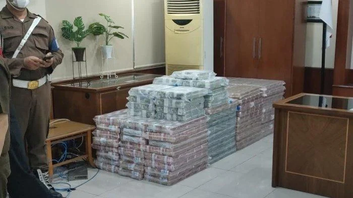 Kasus Korupsi Melanda Jakarta: Polisi Temukan Uang dan Emas Batangan di Rumah Tersangka
