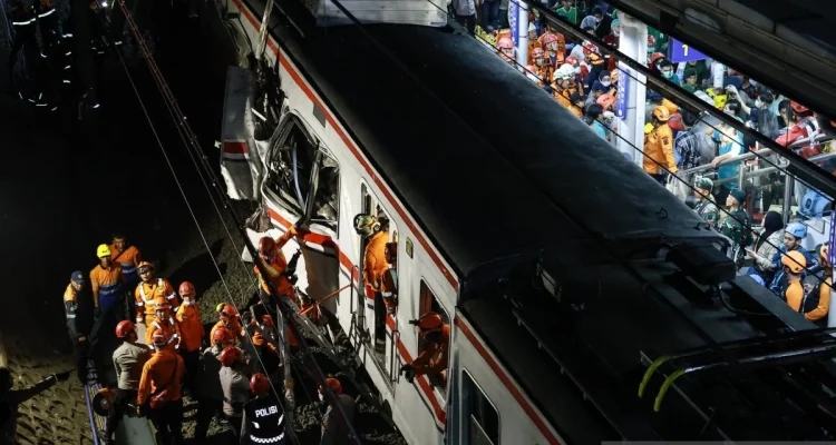 Kecelakaan Kereta Api di Jawa Timur: Penjaga Tertidur dan Upaya Pencegahan