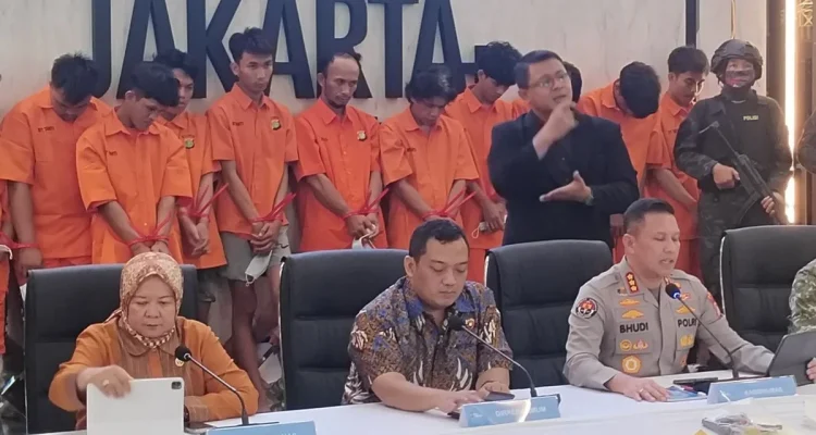 Konferensi Pers Polda Metro Jaya: Puluhan Brimob Bersenjata Jaga, Jampidsus Febrie Adriansyah Tegaskan Masih Bertugas