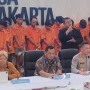 Konferensi Pers Polda Metro Jaya: Puluhan Brimob Bersenjata Jaga, Jampidsus Febrie Adriansyah Tegaskan Masih Bertugas