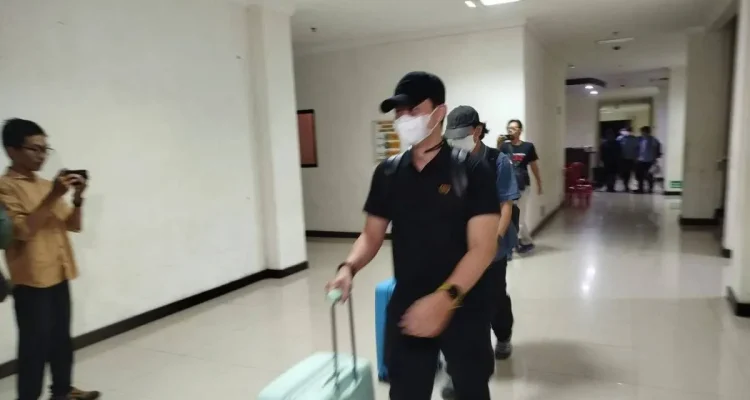 KPK Menggeledah Rumah Bupati Sukoharjo Nonaktif Etik Suryani, Temukan Dokumen dan Barang Bukti KPK Menggeledah Rumah Bupati Sukoharjo Nonaktif Etik Suryani, Temukan Dokumen dan Barang Bukti