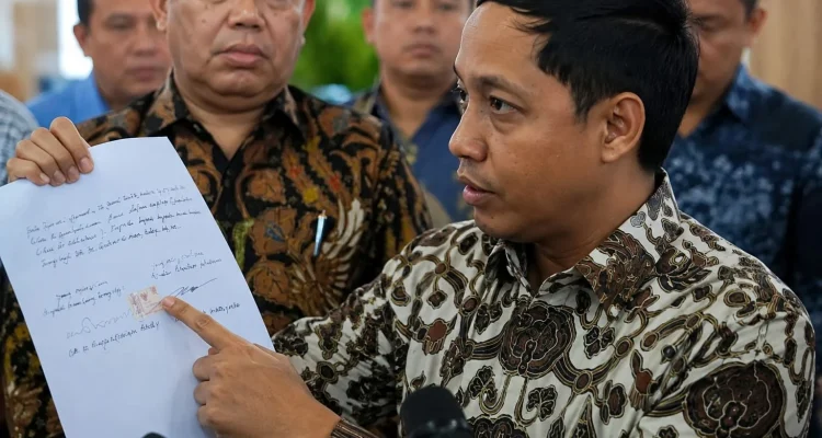 KPK Tolak Laporan Gratifikasi Raja Juli Antoni, Kasus Amplop Bupati Kuansing Masuk Ranah Penyidikan