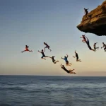 Menghadapi Bahaya dan Keindahan Sunset: Antara Kecelakaan Cliff-Diving dan Fenomena Astronomi