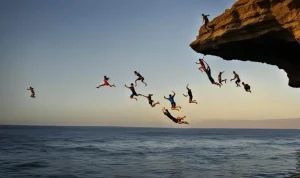 Menghadapi Bahaya dan Keindahan Sunset: Antara Kecelakaan Cliff-Diving dan Fenomena Astronomi