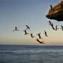 Menghadapi Bahaya dan Keindahan Sunset: Antara Kecelakaan Cliff-Diving dan Fenomena Astronomi