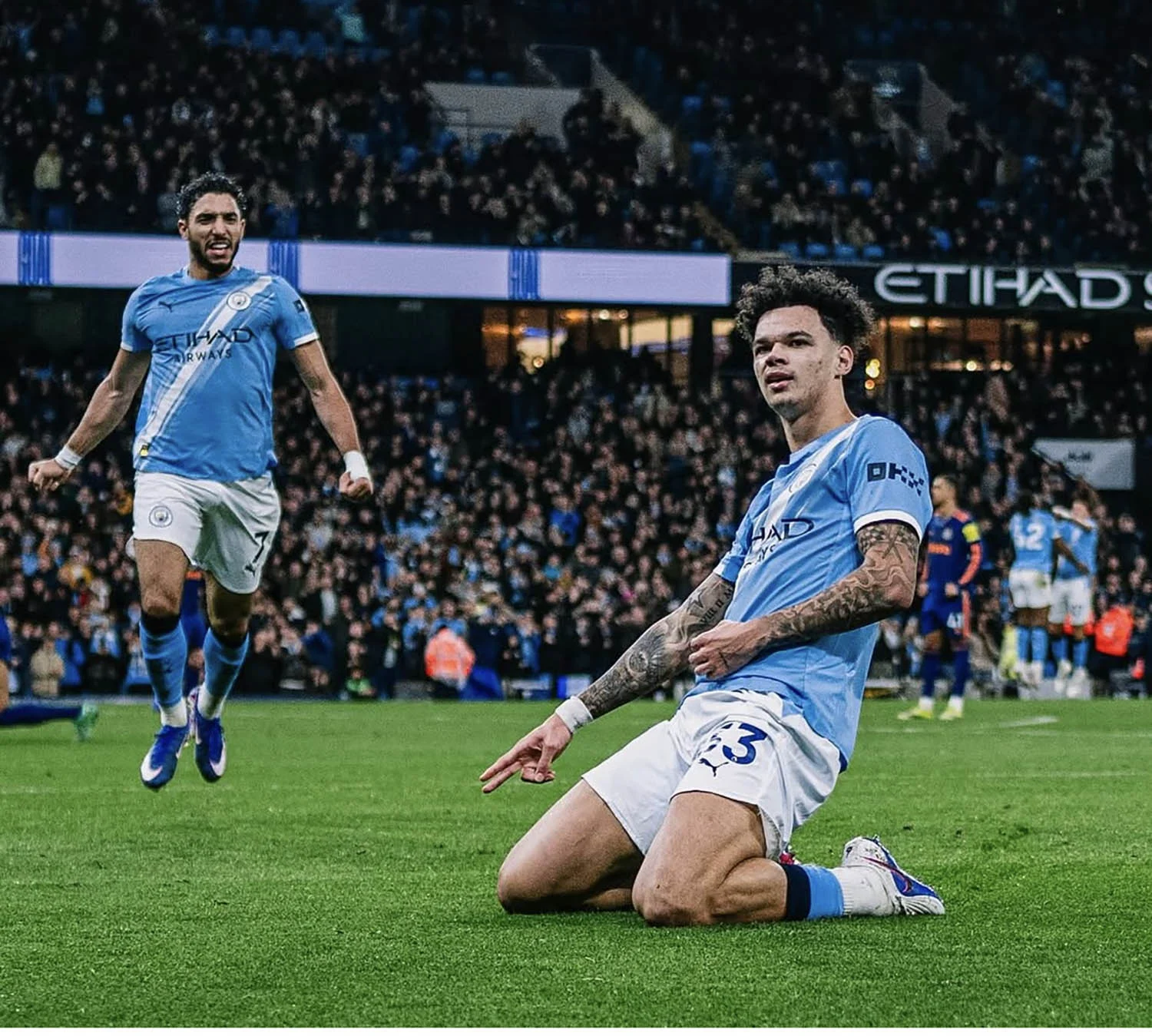 Nico O'Reilly: Dari Lapangan Sepak Bola ke Gaya Casual Athleisure