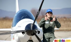 Pilot Berusia 85 Tahun Mewarisi Jejak Ayahnya dengan Terbang di Spitfire