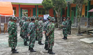 Prajurit TNI Siap Menghadapi Tantangan: Dari Latihan Pengamanan Hingga Pembangunan Desa