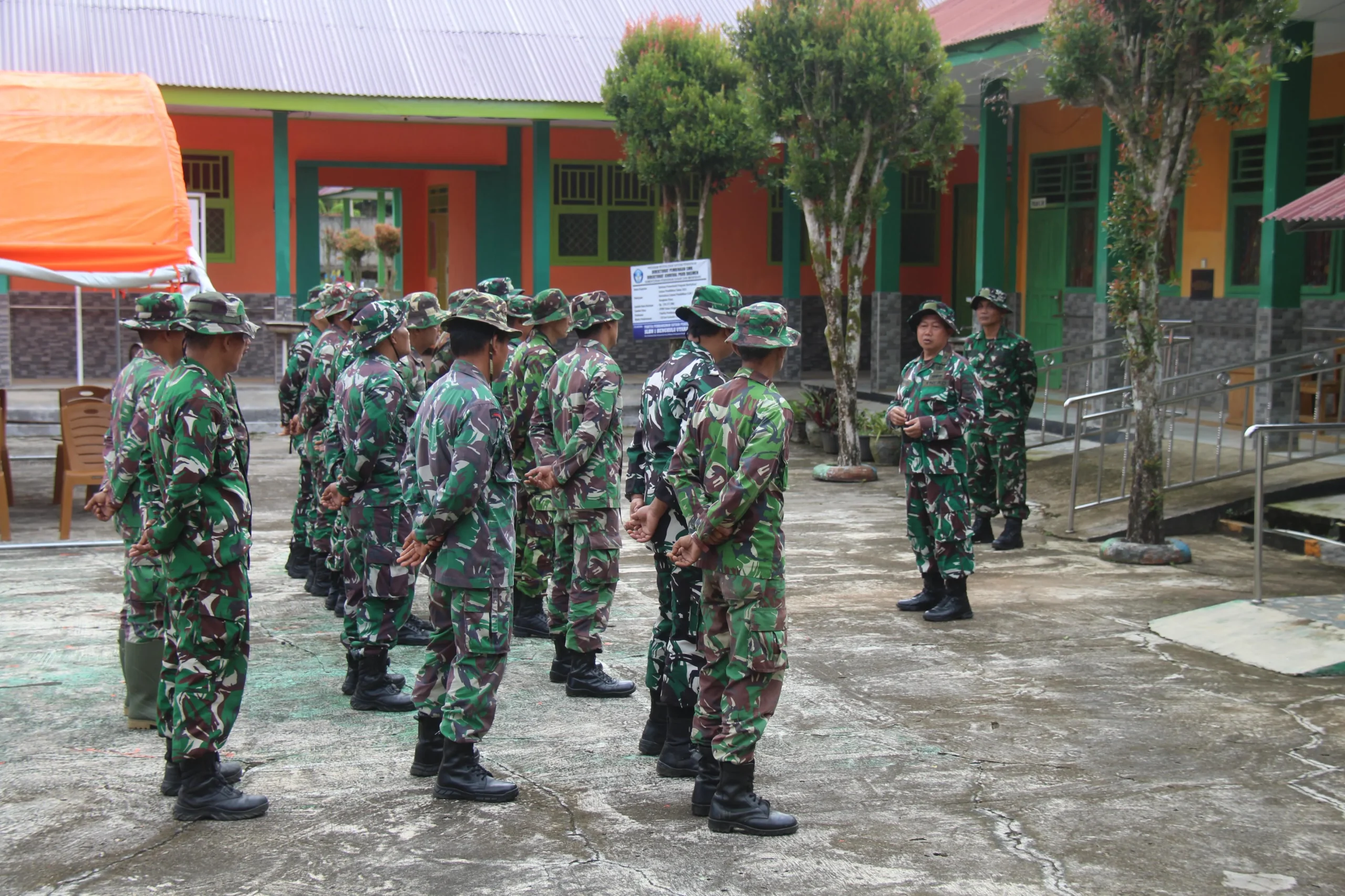 Prajurit TNI Siap Menghadapi Tantangan: Dari Latihan Pengamanan Hingga Pembangunan Desa