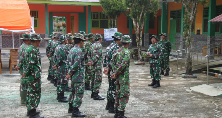 Prajurit TNI Siap Menghadapi Tantangan: Dari Latihan Pengamanan Hingga Pembangunan Desa
