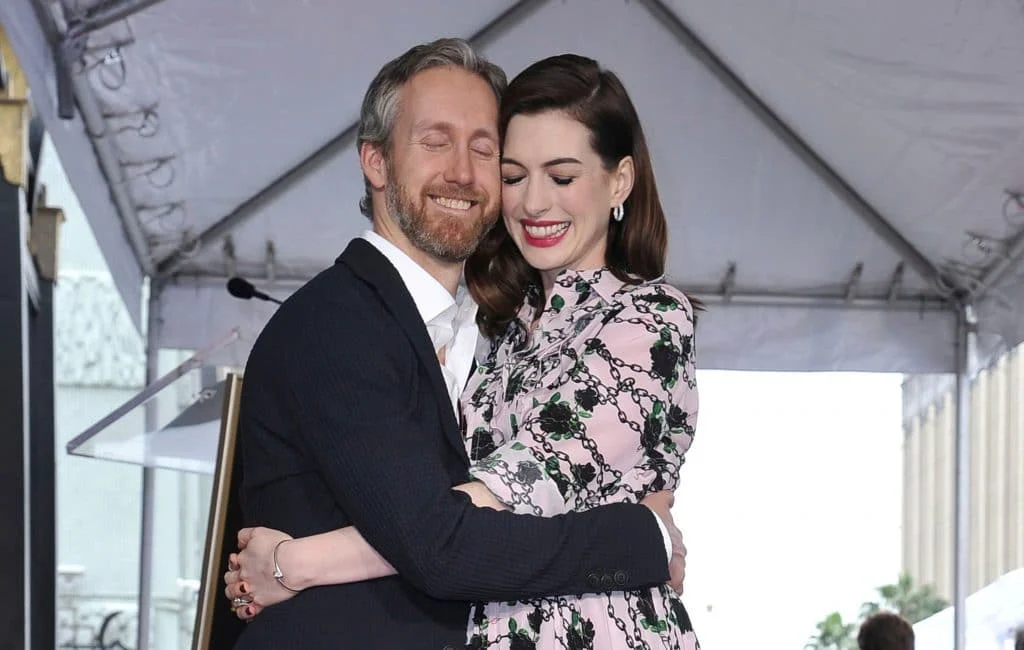 Suami Anne Hathaway: Siapa Dia dan Apa yang Membuatnya Spesial?