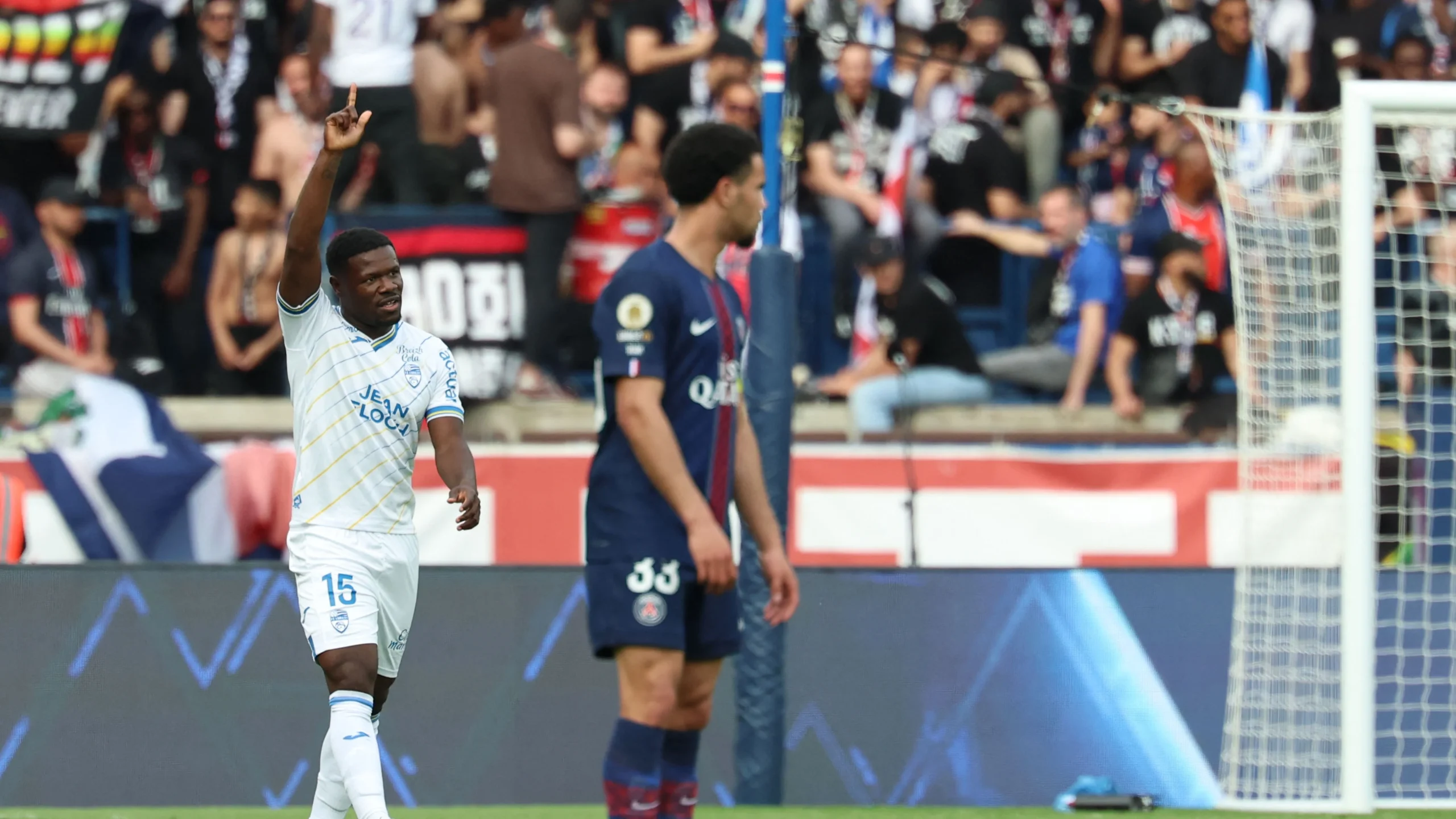 Como Lawan Paris Saint-Germain dalam Perebutan Pemain Bologna dan Parma