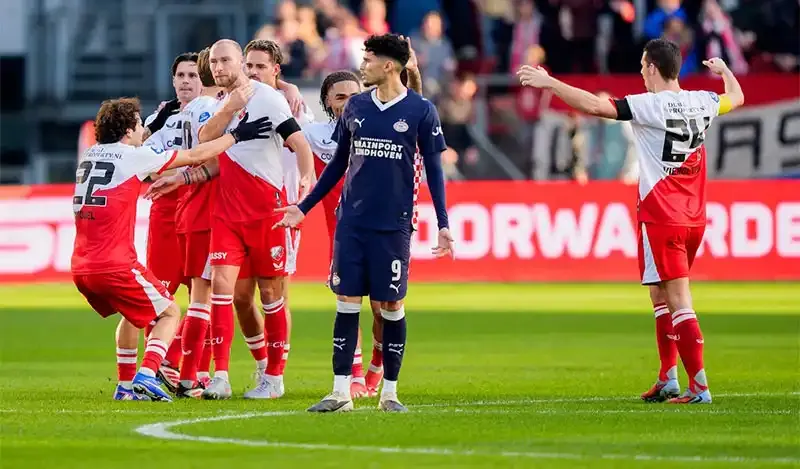 Eredivisie: Utrecht Siap Tantang AZ, Sementara PSV Eindhoven Mencari Kemenangan Pertama