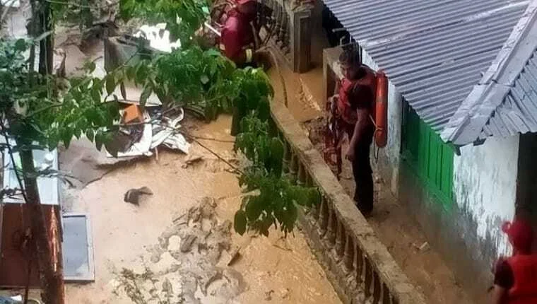 Hujan Lebat Mengguyur Kota Padang dan Medan, Warga Diminta Waspada