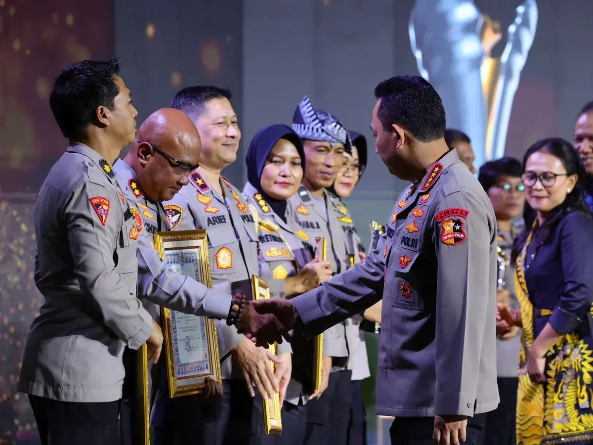 Jenderal Listyo Sigit Prabowo: Dari Kejuaraan Bulu Tangkis Hingga Penghargaan Hoegeng Awards