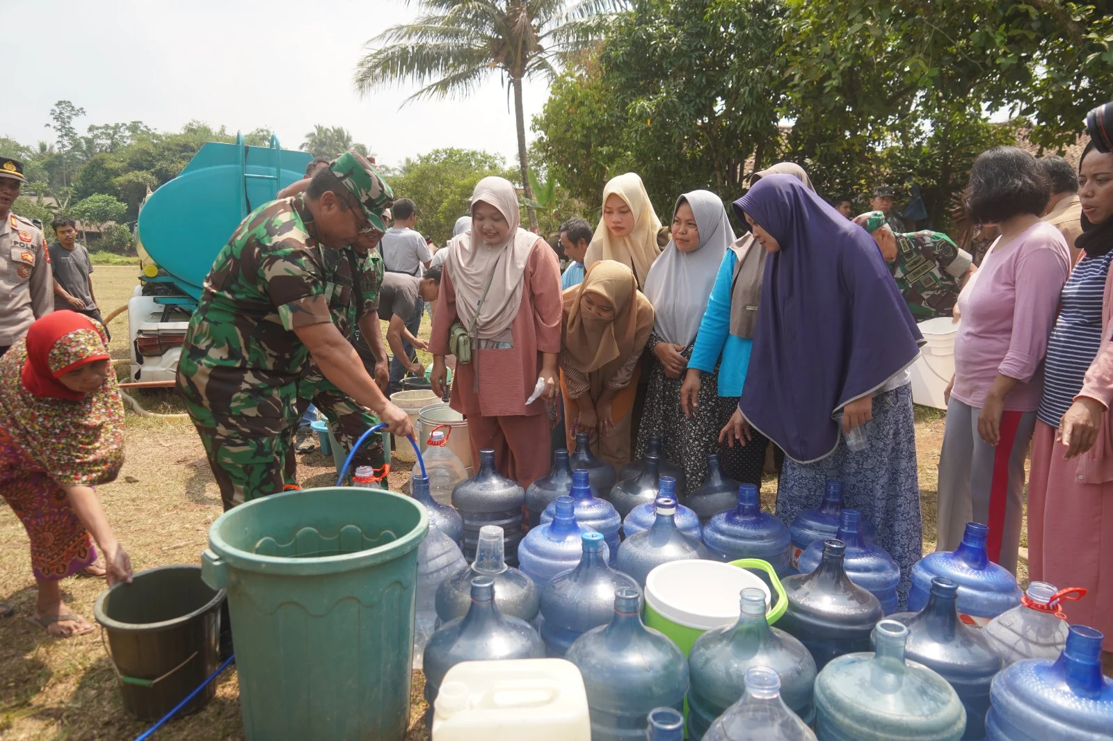 Kabupaten Lebak Menghadapi Kekeringan Parah: Warga Berjalan 5 KM untuk Air Bersih