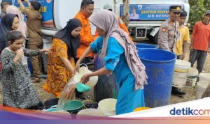 Kabupaten Lebak Menghadapi Kekeringan, Warga Harus Berjalan Kaki 5 KM Demi Air Bersih