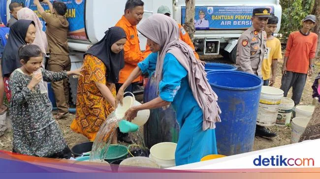 Kabupaten Lebak Menghadapi Kekeringan, Warga Harus Berjalan Kaki 5 KM Demi Air Bersih