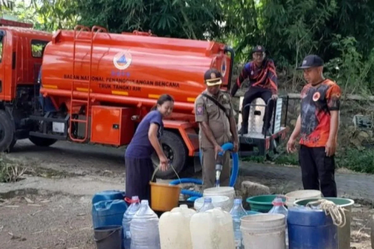 Kemarau Melanda Jawa Timur, Truk Tangki Siaga untuk Distribusi Air Bersih
