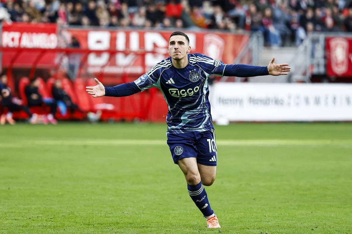Oscar Gloukh Pencetak Hat-trick, Ajax Kembali Berambisi di Bawah Míchel