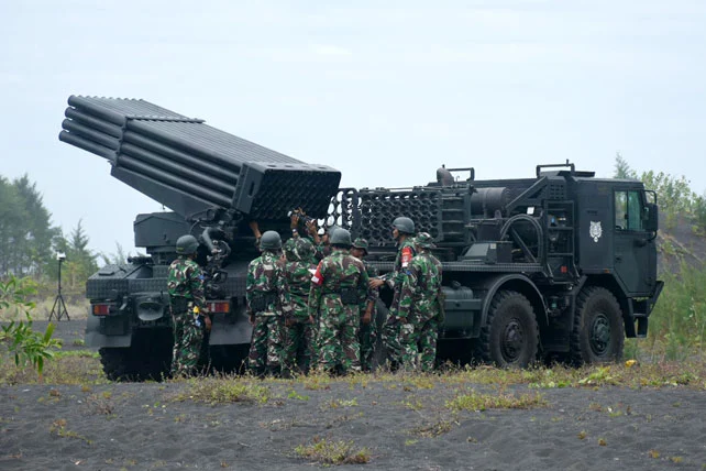 Rabu Wekasan 2026: Korps Marinir Uji Roket MLRS Vampire dan Tradisi Tolak Bala