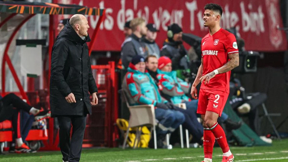 Twente dan Sepak Bola Belanda: Dari Pencarian Pelatih Baru hingga Penemuan Tarantula