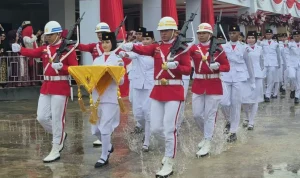 Upacara HUT Ke-81 RI: Paskibraka dan Komandan Upacara Menjalankan Tugas dengan Penuh Khidmat