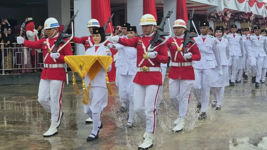 Upacara HUT Ke-81 RI: Paskibraka dan Komandan Upacara Menjalankan Tugas dengan Penuh Khidmat